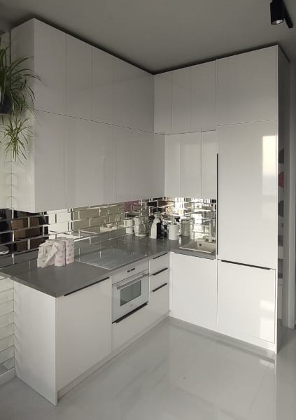 Кухня белая с зеркалами